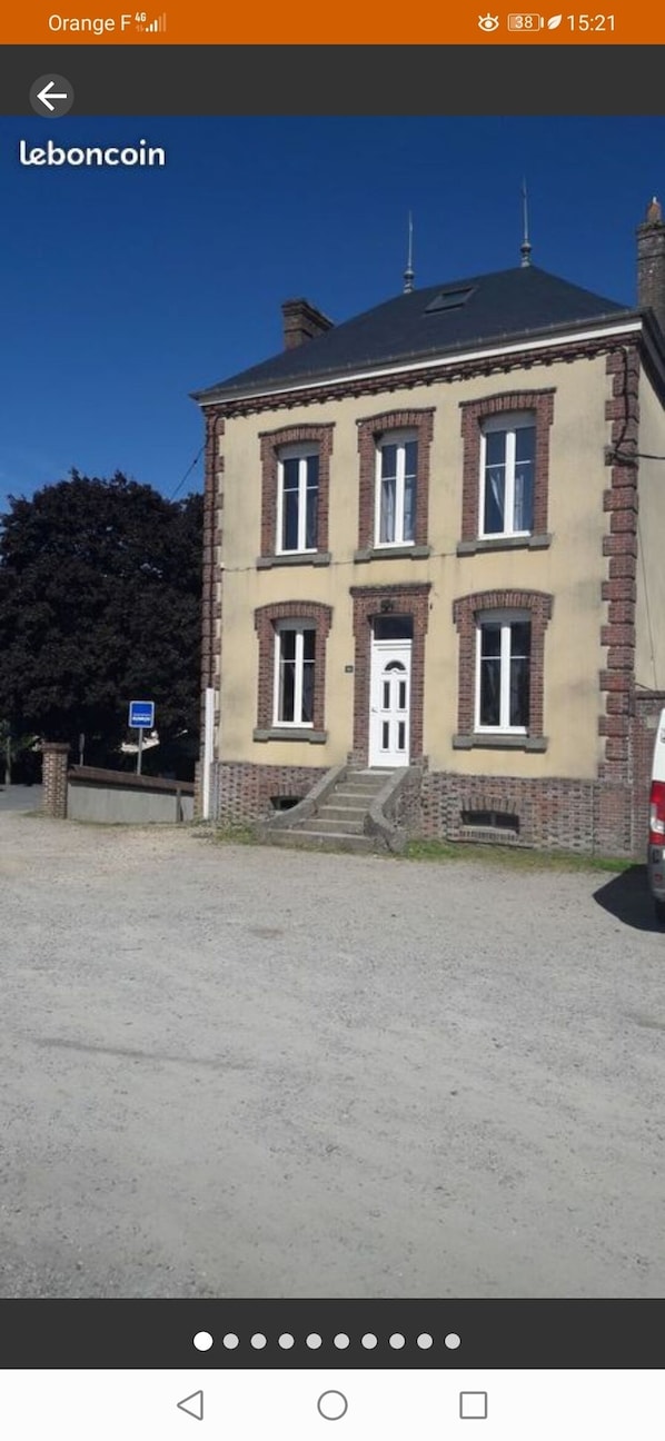 Plein cœur de bourg à deux pas du lac et des ruines 