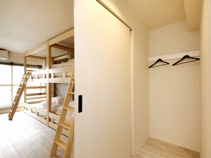 ・ [Group room] Luggage storage and hanger rack are available.