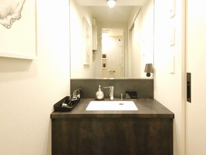 ・ [Group room] Stylish washbasin: A hairdryer is installed.