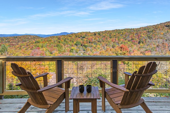 Upper deck to relax on and enjoy panoramic mountain views