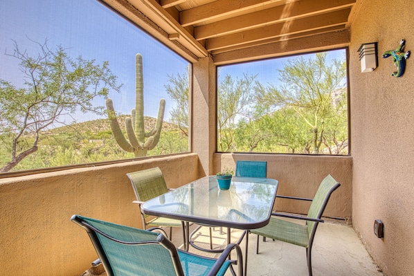 Your private screened-in patio for dining al fresco & watching the desert skies