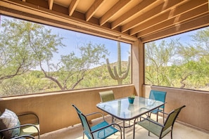 Your private screened-in patio for dining al fresco & watching the desert skies
