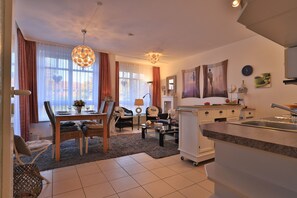 Likedeeler Whg. Li18 - Blick auf den offenen Wohn-/ Essbereich mit Küche
