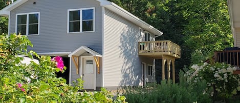 The private entrance to Split Rock apartment