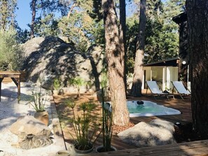 Outdoor spa tub