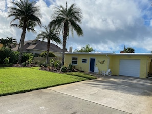 Plenty of driveway space, front porch with chairs