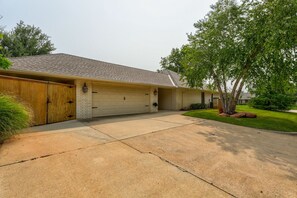 Ample Driveway and Curb Parking