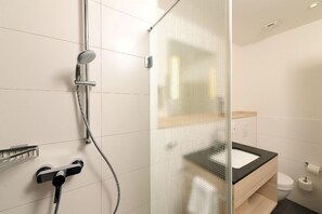 Doppelzimmer mit Doppelbetten, Du/WC-Badezimmer