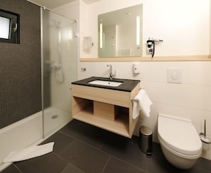 Kleines Doppelzimmer mit einem Doppelbett, DU/WC-Bad