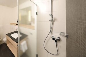 Kleines Doppelzimmer mit einem Doppelbett, DU/WC-Bad