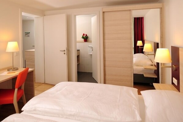 Kleines Doppelzimmer mit einem Doppelbett, DU/WC-Zimmeransicht