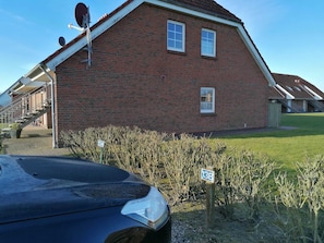 Parkplatz der zur Ferienwohnung gehört