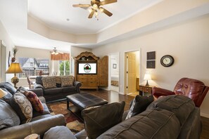 Living Room with Cable TV/DVD and Flat Screen TV