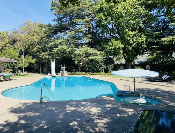 Swim up pool bar