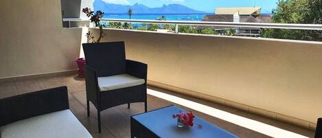 Your lounge on the balcony, ideal for a happy hour at the sunset