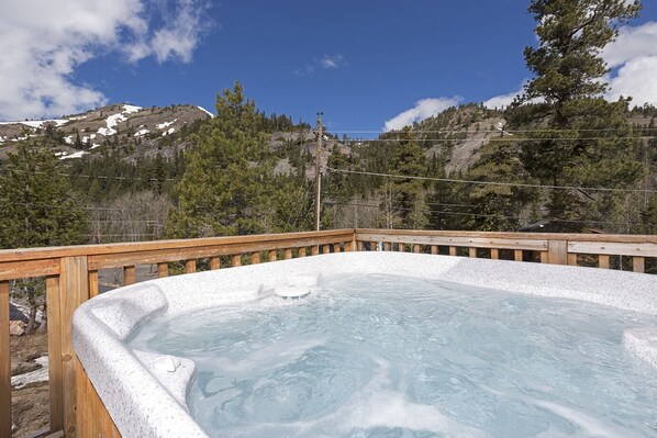 Outdoor spa tub