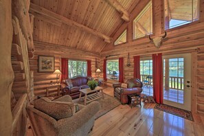 Living Room | Free WiFi | Smart TV | Portable A/C Unit