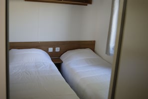 chambre à 2 lits avec armoire penderie