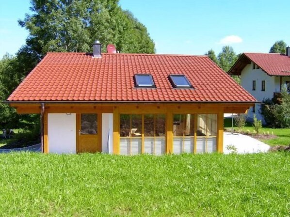 Ferienhaus mit Terrasse-Sommeransicht
