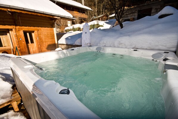 Outdoor spa tub