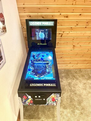 Legends Virtual Pinball Arcade! Enjoy 22 Pinball games including Black Hole, Haunted House, Rescue 911