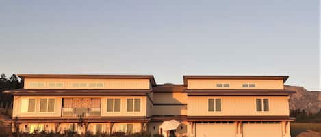 One house with two separate entrances, 2 guest suites above the garages 