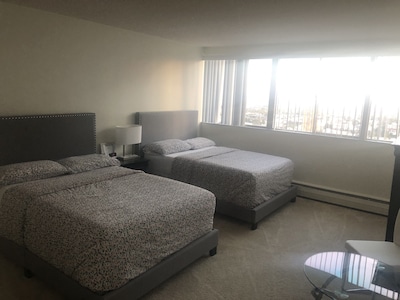 Spacious 2 bedroom high rise apartment near Brentwood and UCLA with Ocean Views 