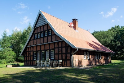 NEU: Waldhaus. Stylishes Fachwerkhaus + Fass-Sauna