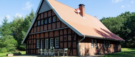 Waldhaus: mitten im Wald, uneinsehbares Grundstück mit sonniger Terrasse.