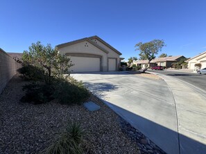 More parking for 3 cars outside in driveway!