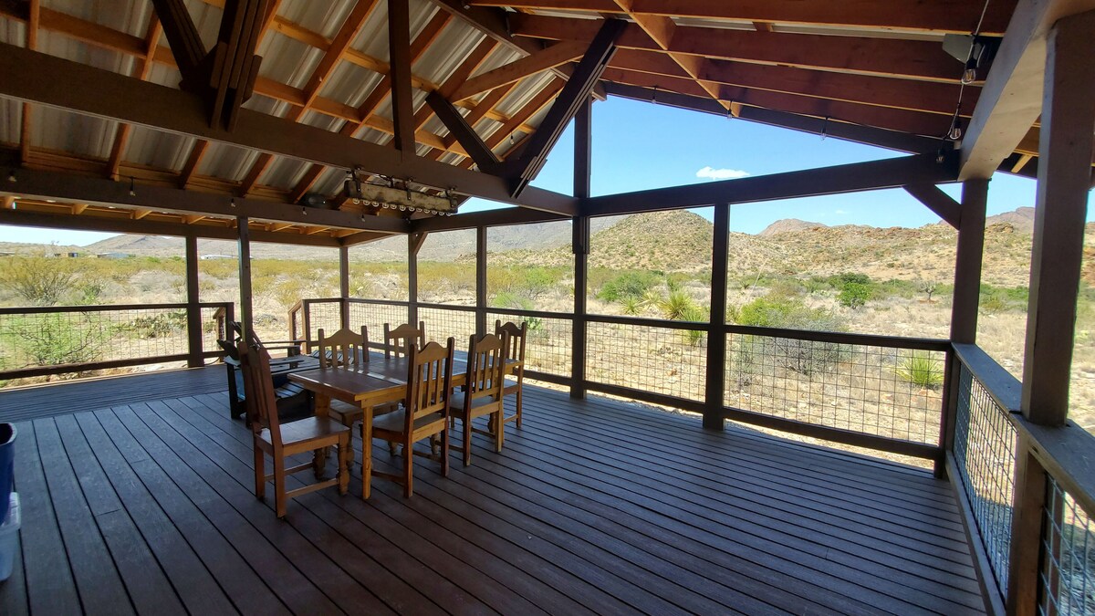 Christmas Mountains Ranch: Classic 2br/1bth Cabin with Spacious Wrap Around Porc
