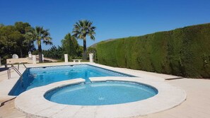 Gemeinschaftspool mit Blick auf Orangengarten inklusive Kinderbecken 