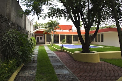 Amplia casa de los 60's restaurada, con alberca, asador y amplio jardin