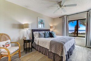 Masterbedroom with captivation Ocean View...watch the waves crash on the Beach 