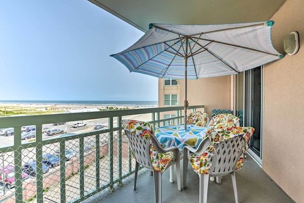 Map out your Wildwood Crest escape to this 1-bedroom, 1-bath resort condo!