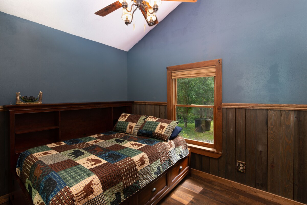 Cabin near Blue Ridge parkway and Lake Junaluska