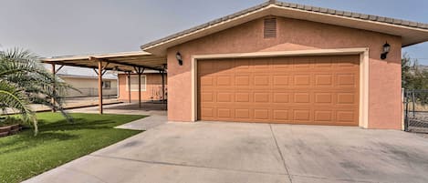 This 3-bedroom, 2-bath vacation rental is located in Bullhead City!