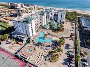Amenities include sun deck, whirlpool spa, tennis courts, kid's splashpad, and poolside bar
