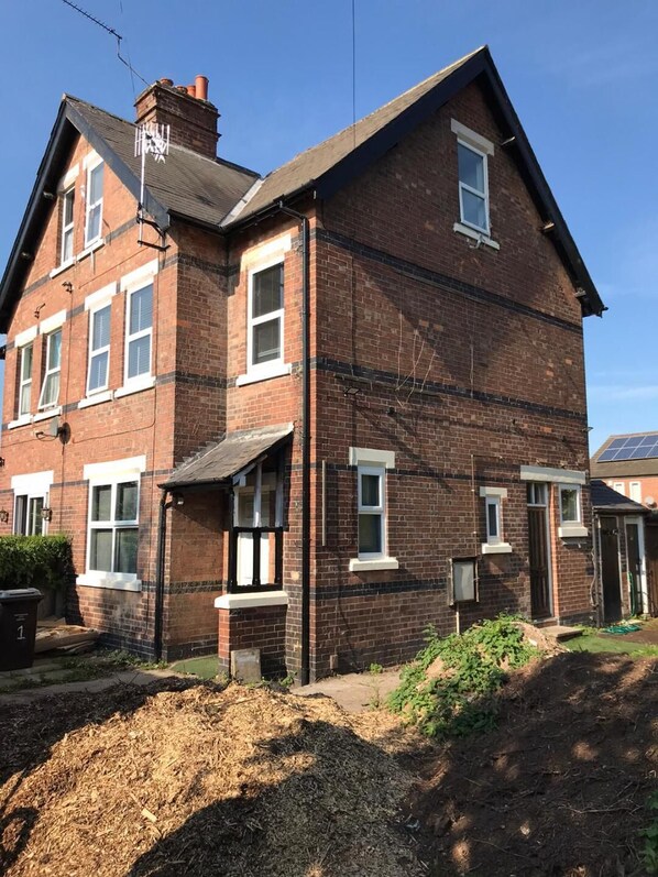 4 bed, 2 bath house with plenty of outdoor space
