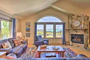 Living Room | Free WiFi | Smart TV | Central A/C & Heat