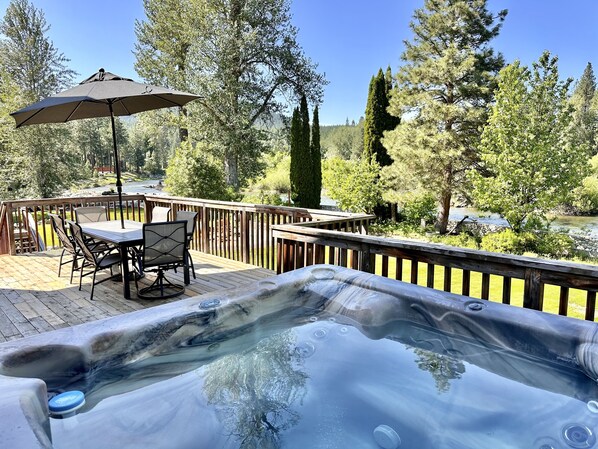 Private hot tub overlooking the Wenatchee River