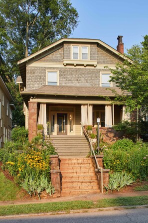 On the first floor of Charles on 11th, a meticulously renovated property with 3 separate apartments, this apartment offers easy access to the house's outdoor amenities and the neighborhood's amazing parks and trails.