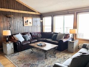 Elevation Vacation Rentals - The Yeti's Den - Living Area