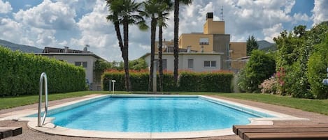 Das grosse Schwimmbad ist von März bis Oktober beheizt. Es hat eine Warmwasserdusche und eine Liegewiese