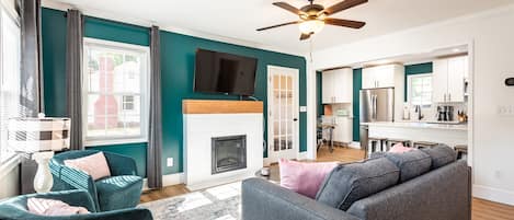 Open Floor Plan Living Room & Kitchen