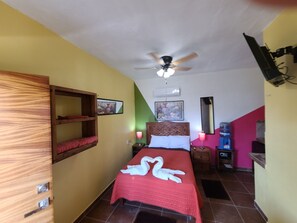 Colorful self-contained suite + Roku TV, AC, drink water, matrimonial bed +++