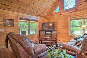 Living Room | Air Conditioning/Heat | Free WiFi