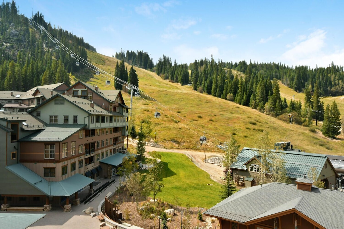 Ski In/Out Luxury Condo 2507 / Hot Tub / Gym / Ski Views / Best Price – $500 FREE Activities Daily