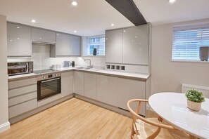 Staffordshire Hideaway, Whitby - Host & Stay