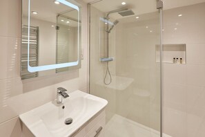 Staffordshire Hideaway, Whitby - Host & Stay
